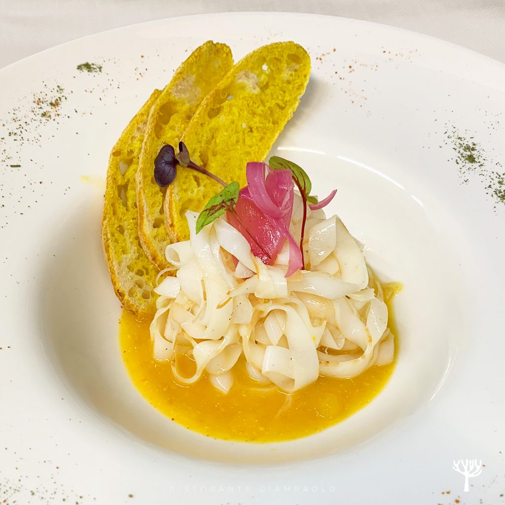 Fettuccine di calamaro su crema di datterini gialli