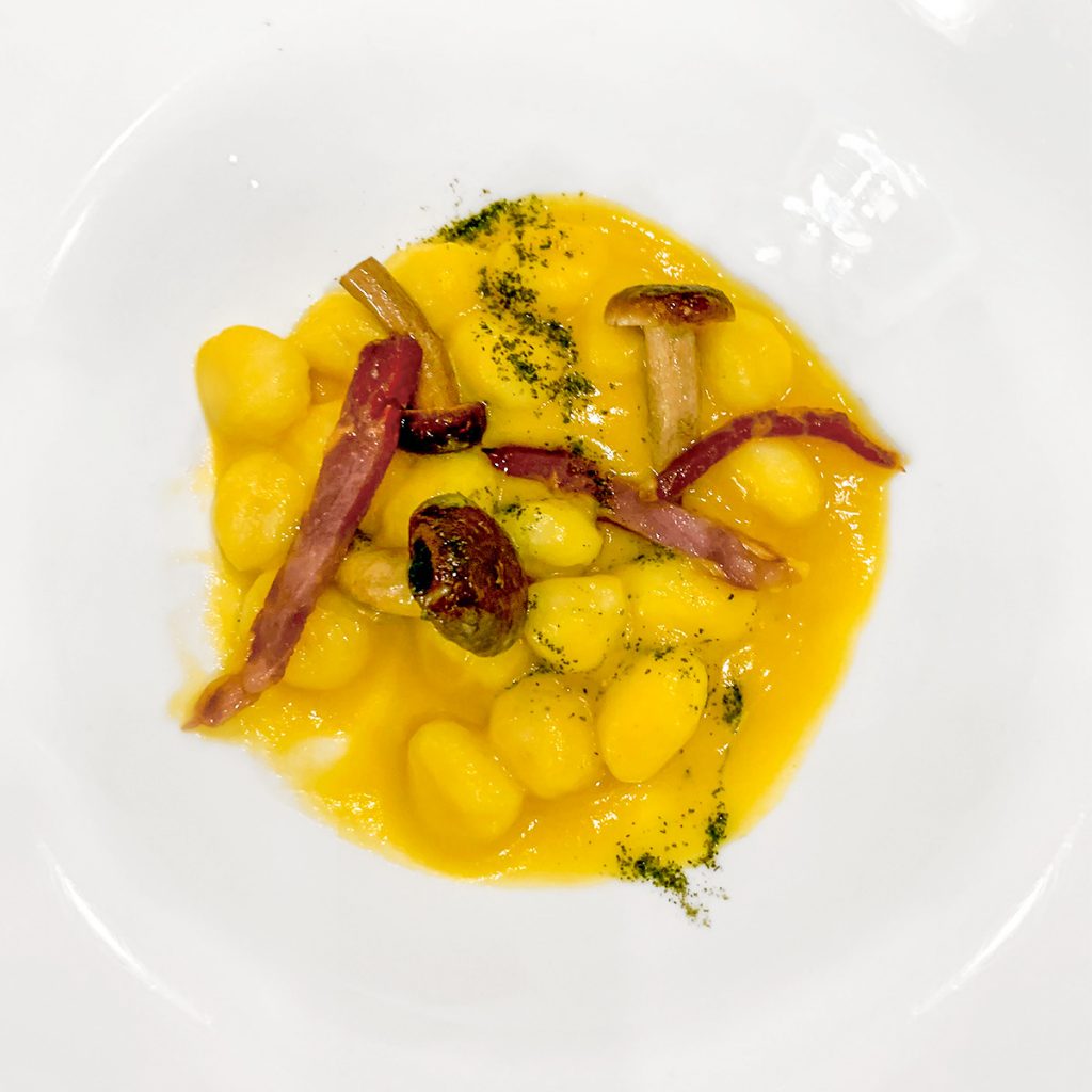 Gnocchetti, speck e funghi