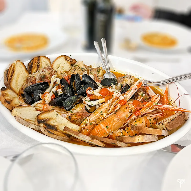 Zuppa di pesce, scampi e cozze